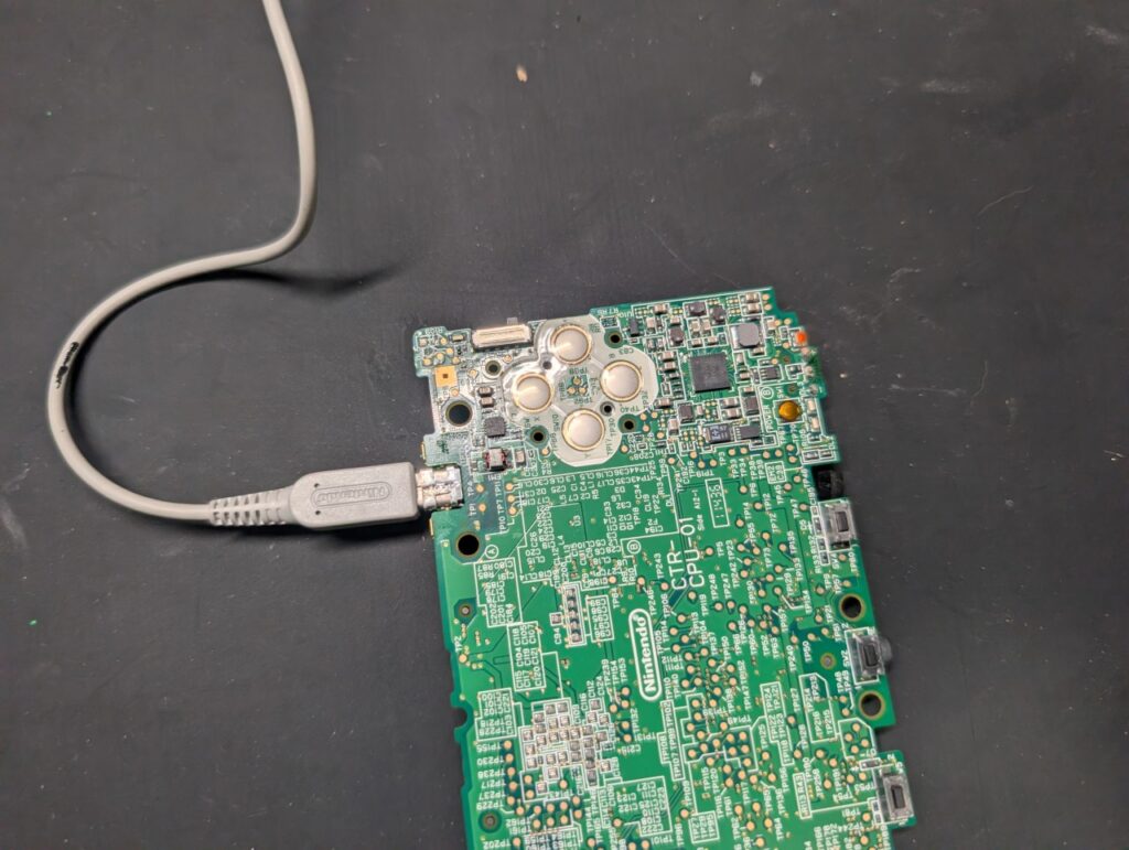 充電ができない3DSの修理後の点検時の写真