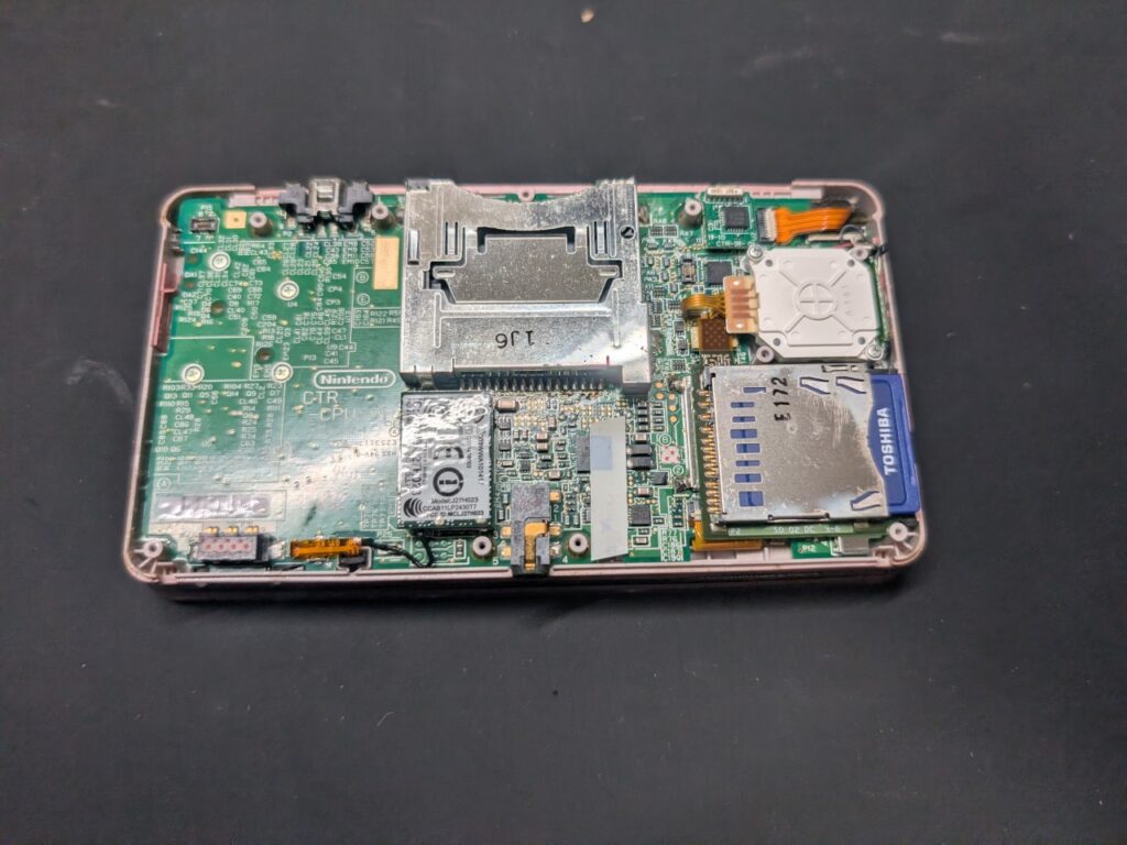 充電ができない3DSの内部の写真