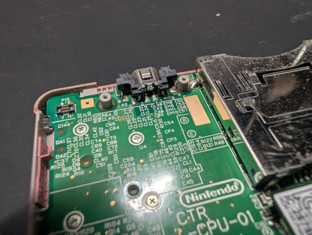 充電ができない3DSの充電ポートの写真