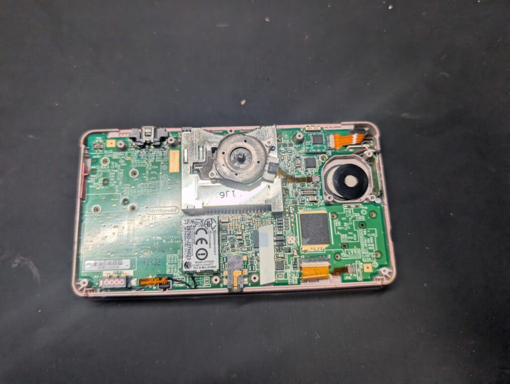充電ができない3DSの基板取り外し時の写真