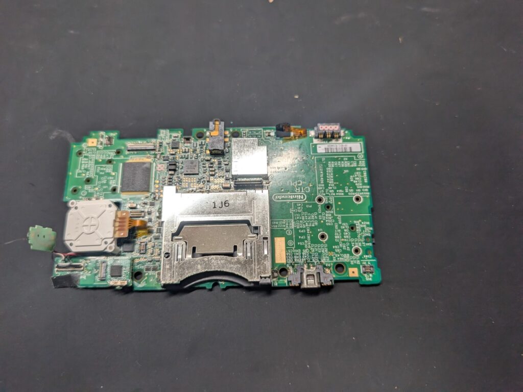 充電ができない3DSの修理時の写真