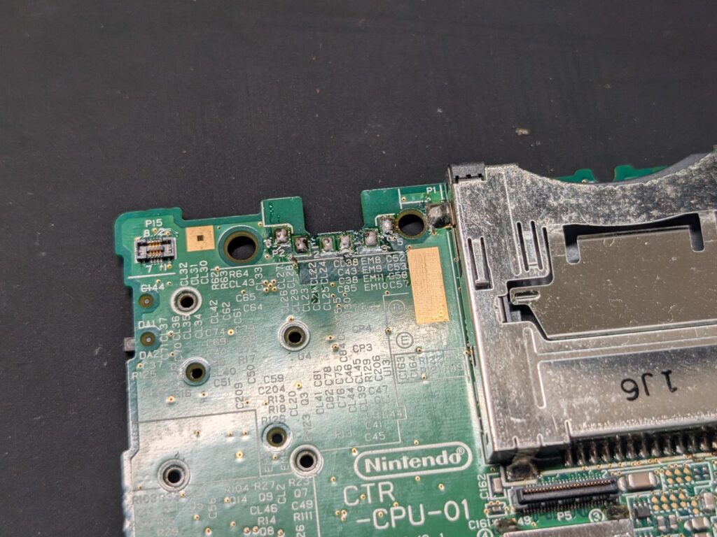 充電ができない3DSの修理時の写真