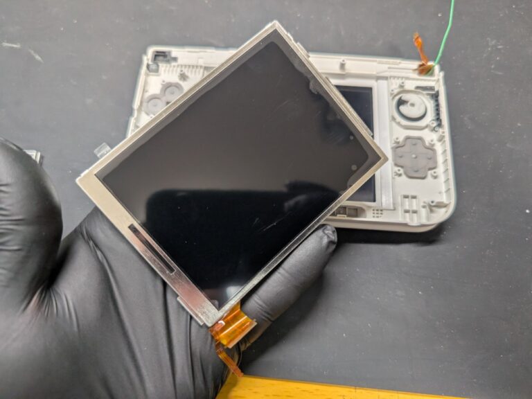 ニンテンドー3DS LL 下画面の黄ばみ修理時の作業写真