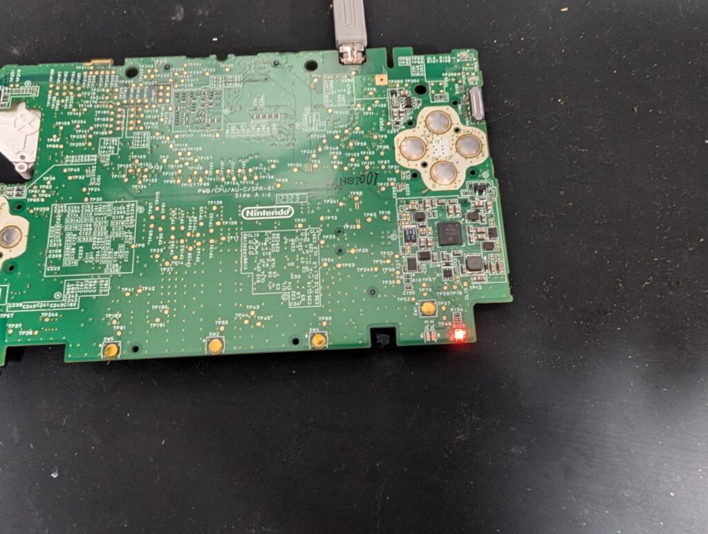 3DSLLの充電ジャック交換後の動作点検時の写真