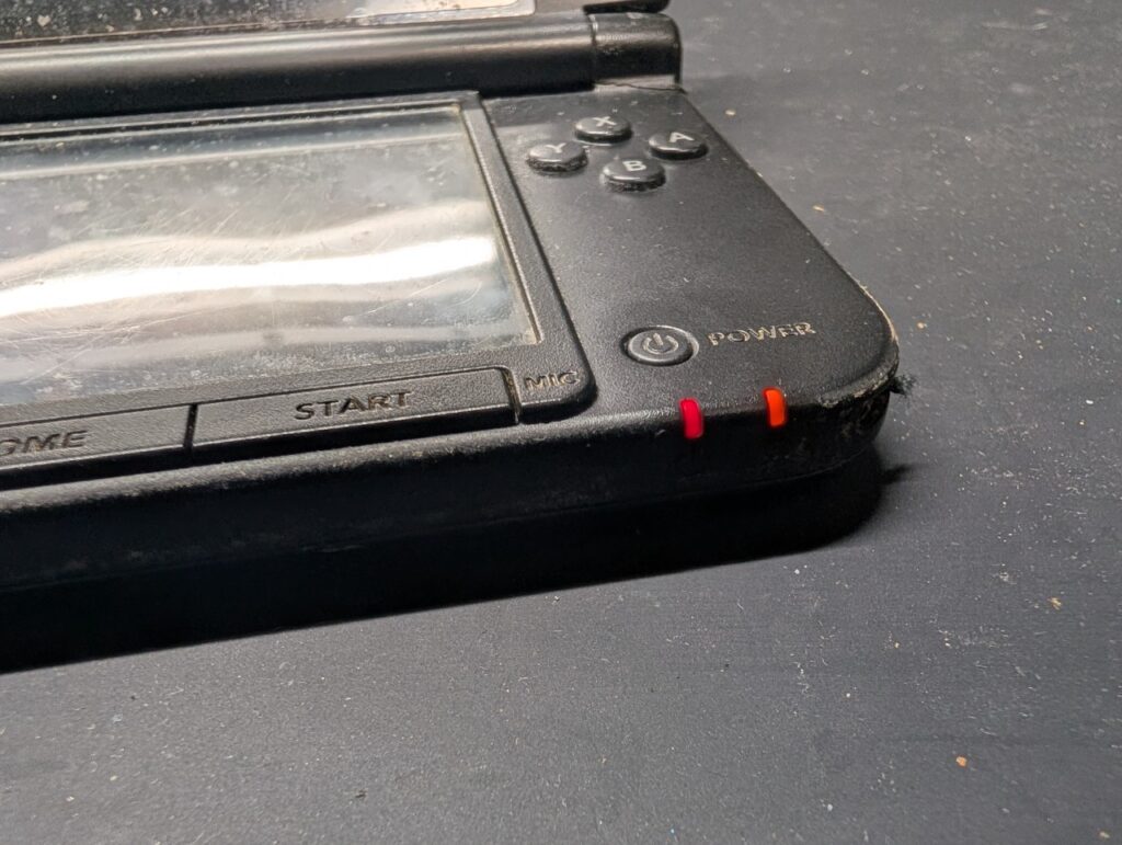 3DSLLの充電ジャック交換後の動作点検時の写真