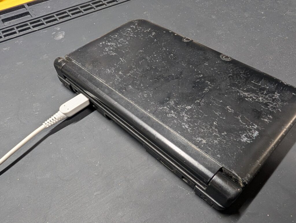 3DSLLの充電ケーブル差し込み写真