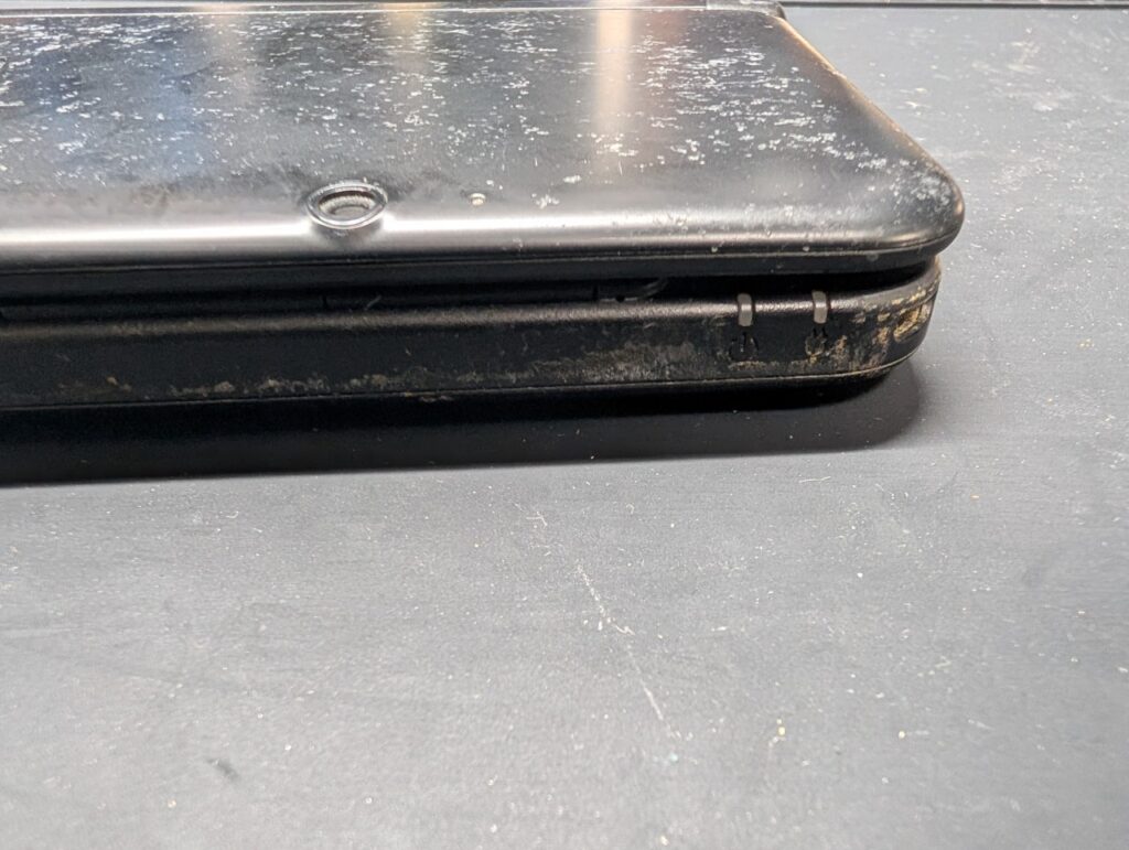 3DSLLの起動ランプ、充電ランプの写真