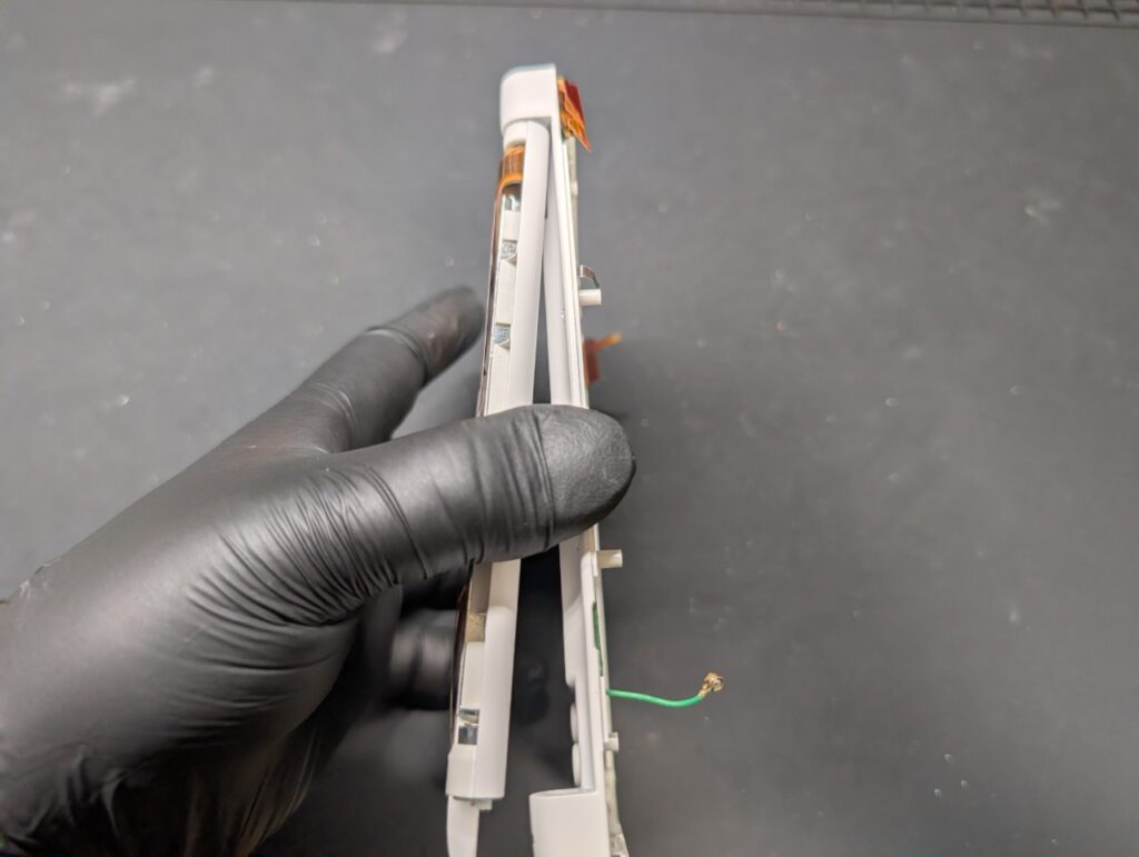 画面が黄ばんだ3DSLLの上画面を交換時の写真