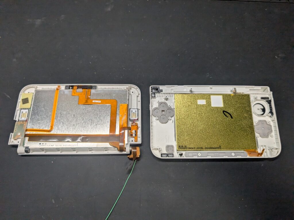 画面が黄ばんだ3DSLLの上画面を交換時の写真