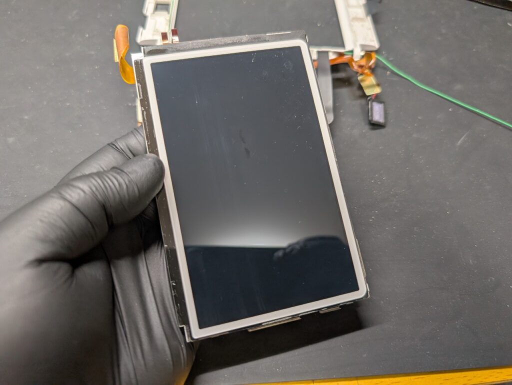 画面が黄ばんだ3DSLLの上画面を交換時の写真