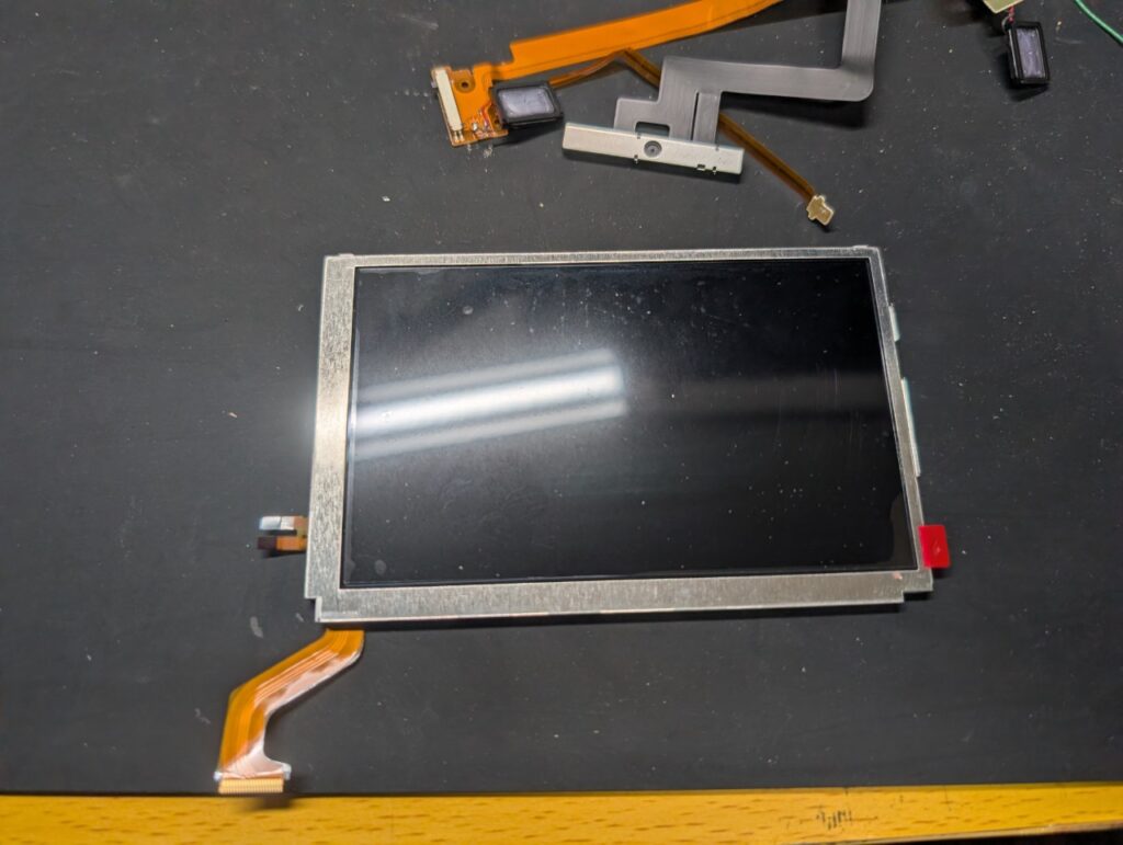 画面が黄ばんだ3DSLLの上画面を交換時の写真