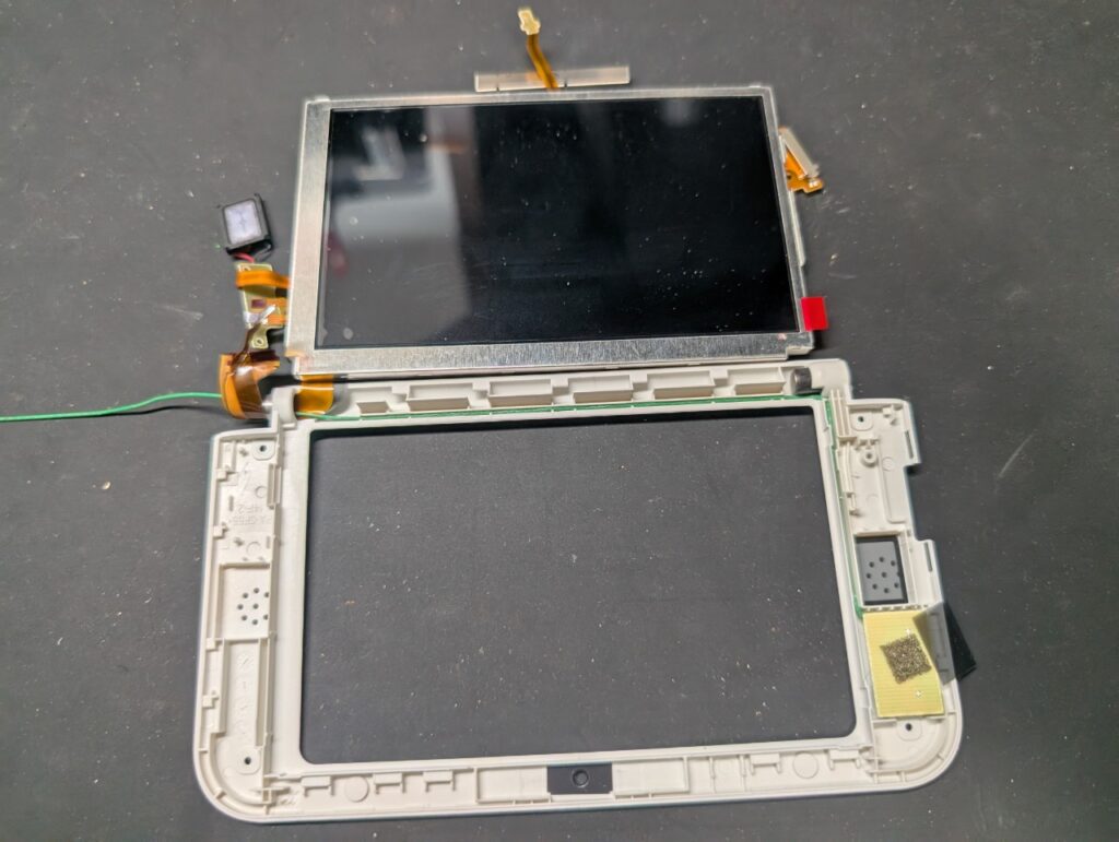 画面が黄ばんだ3DSLLの上画面を交換時の写真