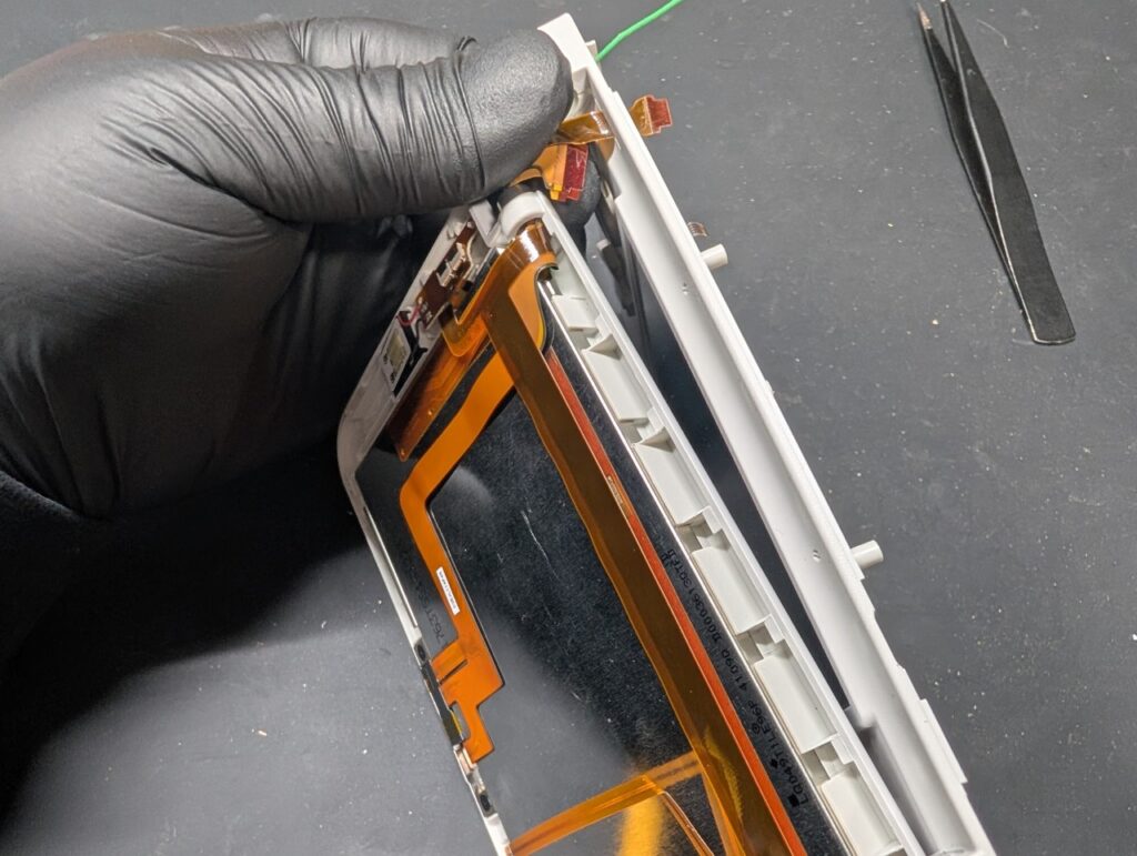 画面が黄ばんだ3DSLLの上画面を交換時の写真