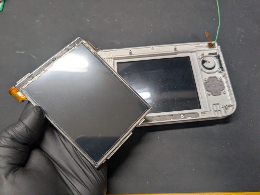 画面が黄ばんだ3DSLLの下画面を交換時の写真