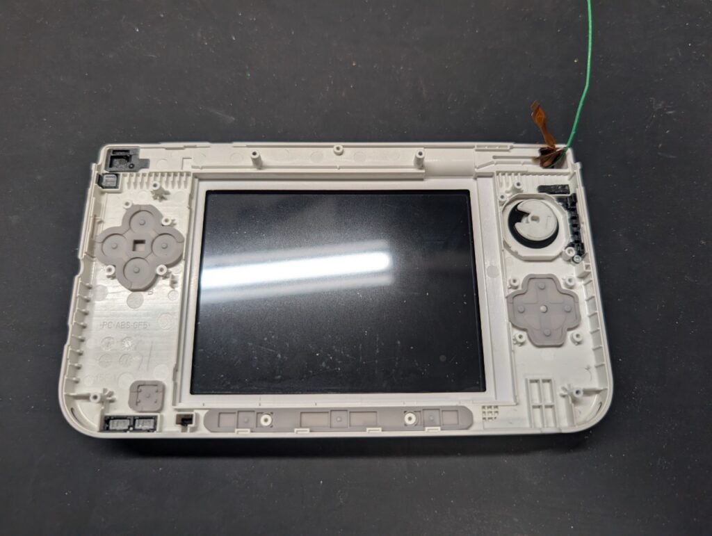 画面が黄ばんだ3DSLLの下画面を交換時の写真