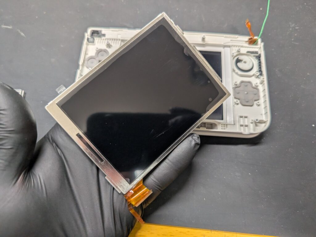 画面が黄ばんだ3DSLLの下画面を交換時の写真