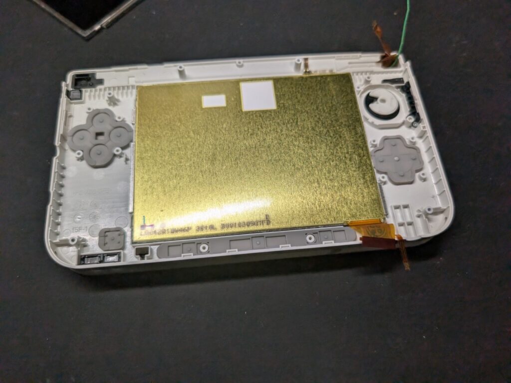 画面が黄ばんだ3DSLLの下画面を交換時の写真
