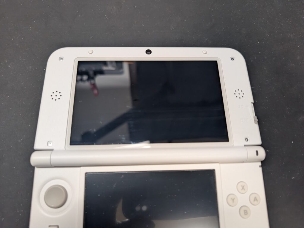 画面が黄ばんだ3DSLLの上画面を交換時の写真