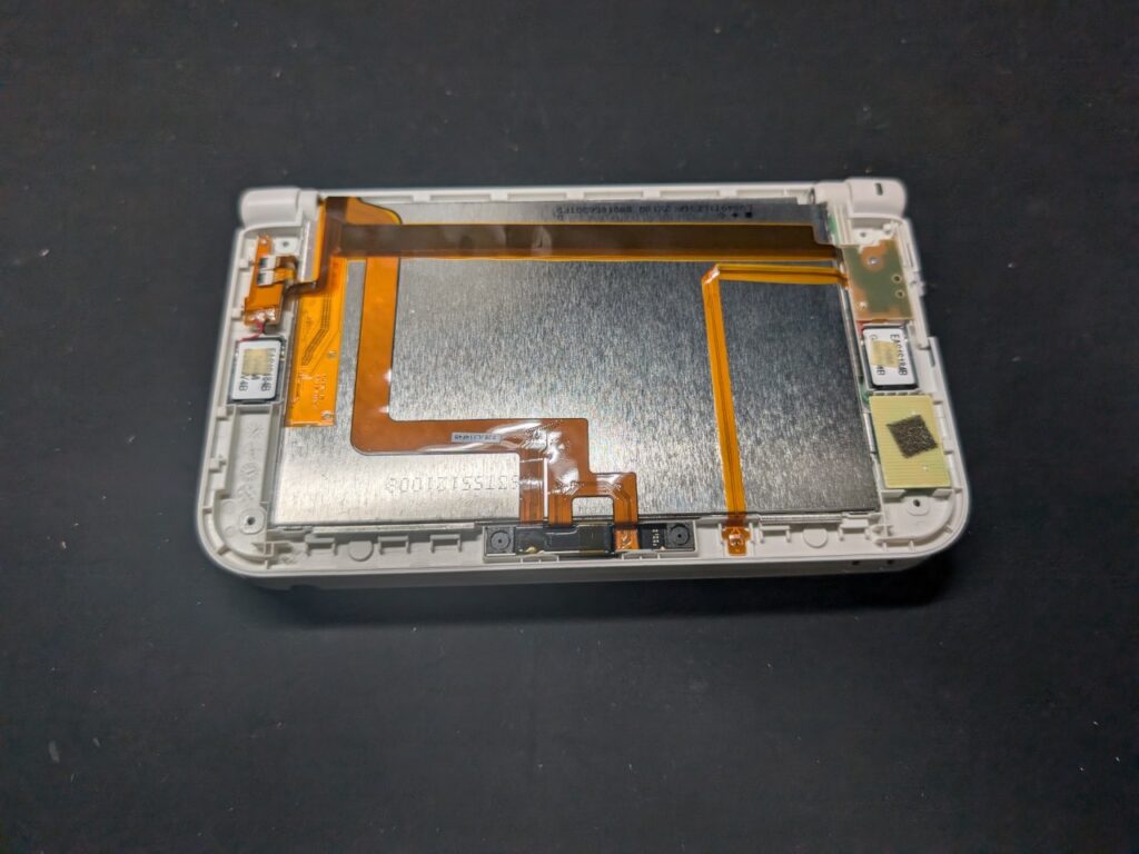 画面が黄ばんだ3DSLLの上画面を交換時の写真