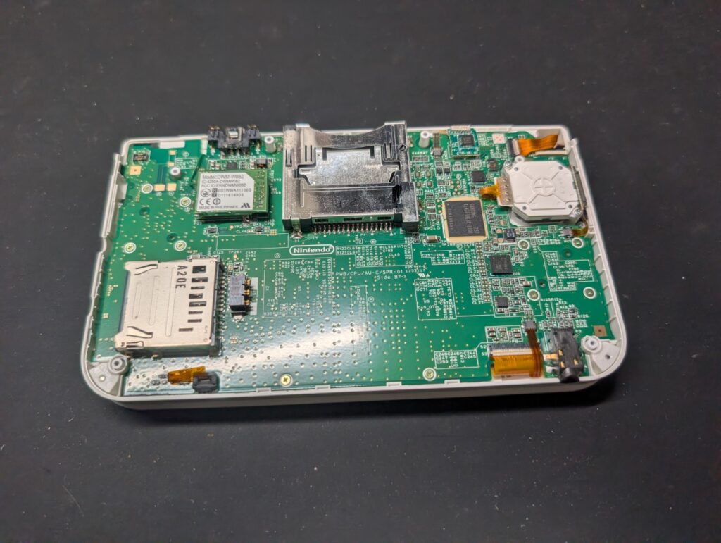 画面が黄ばんだ3DSLLの上画面を交換時の写真