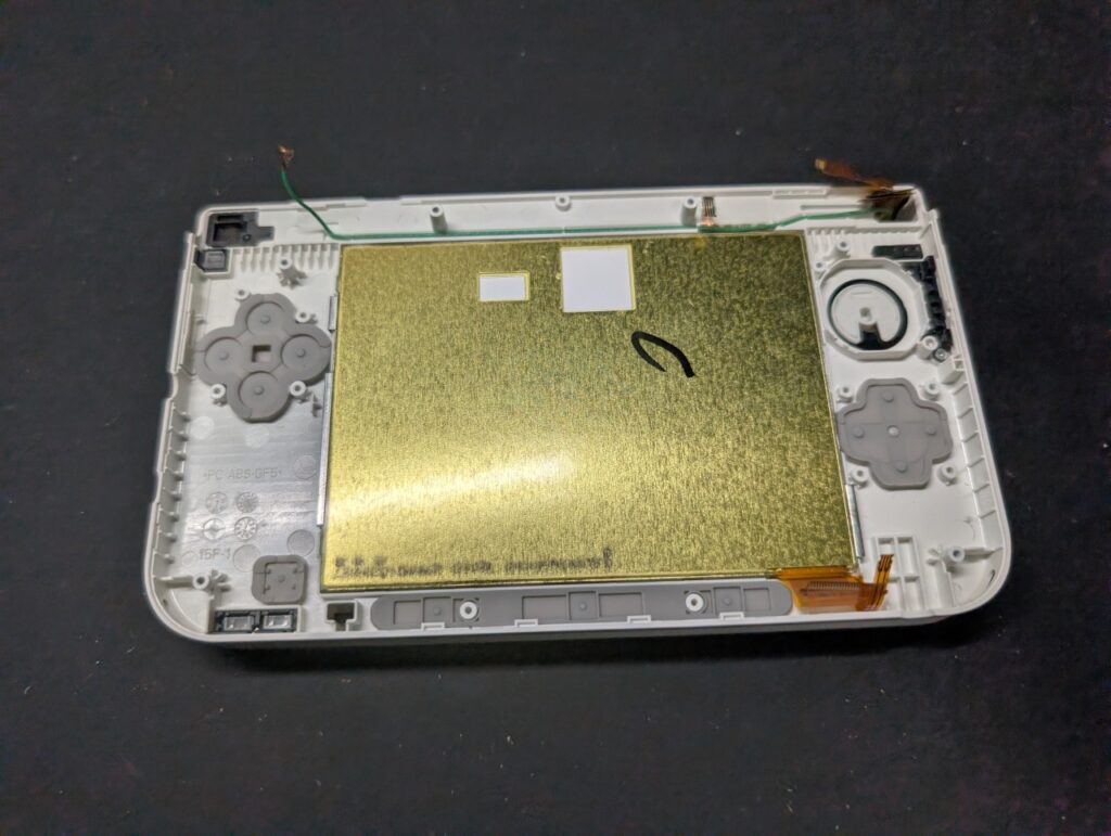 画面が黄ばんだ3DSLLの上画面を交換時の写真