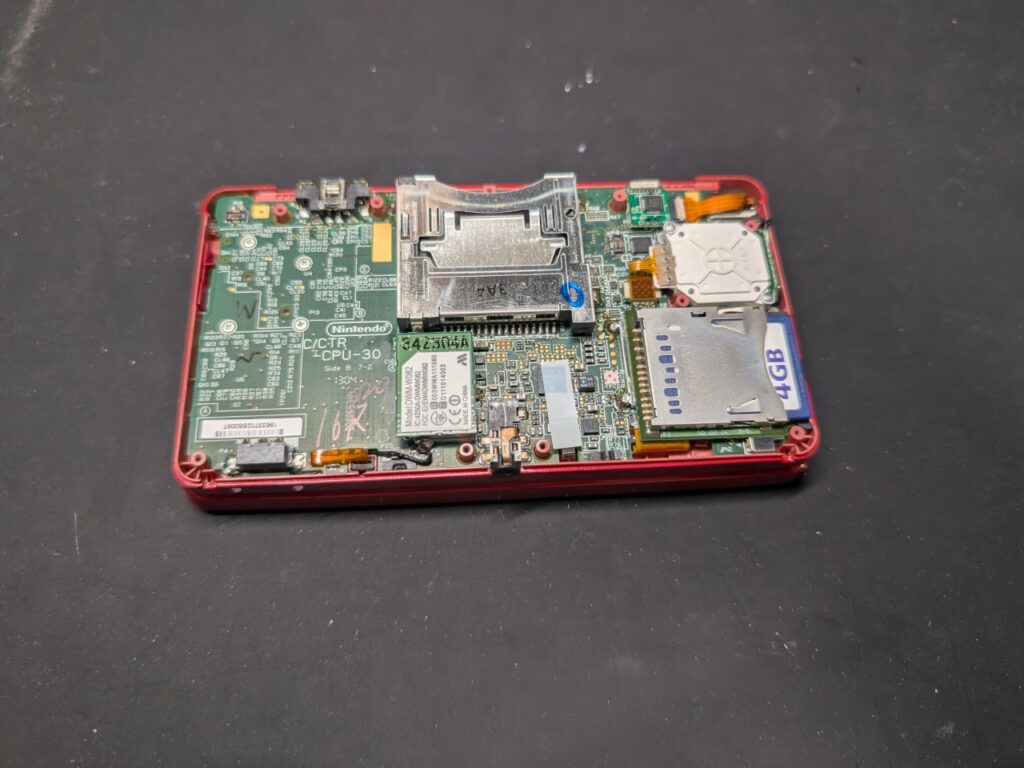 下液晶が点灯しない3DSの内部の写真