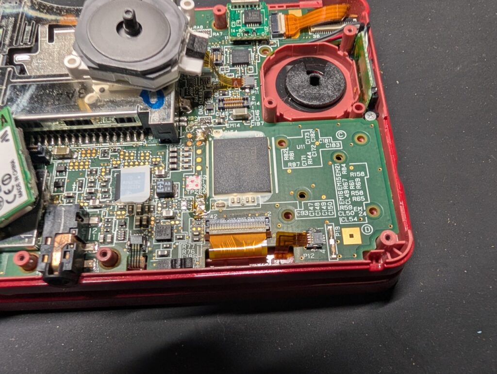 下液晶が点灯しない3DSの下画面ケーブルの写真