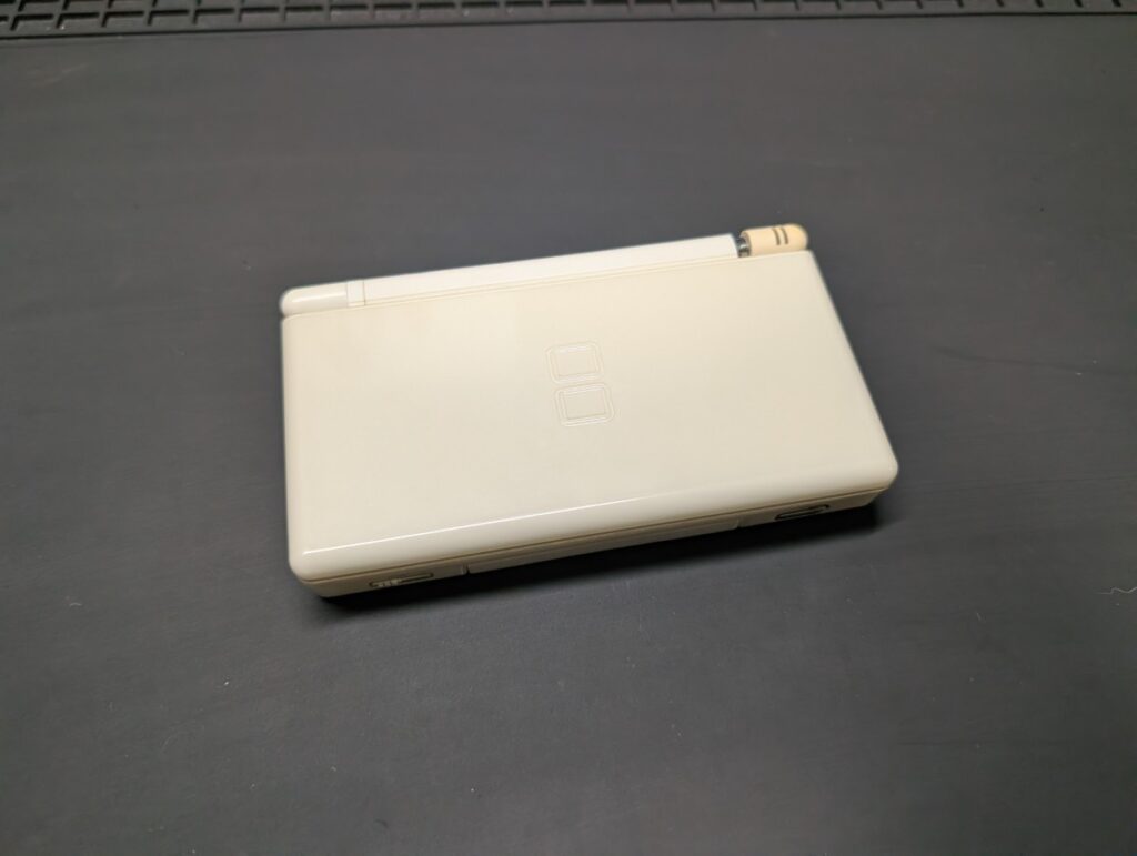 ヒンジ部分が破損したDS Liteの写真