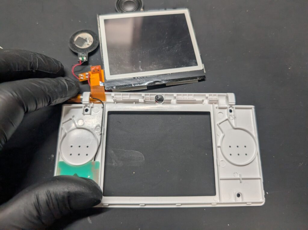 DS Liteの上側の外装交換時の写真