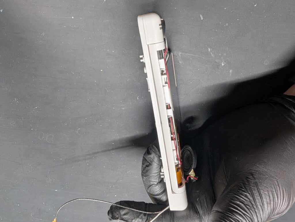 DS Liteの上側の外装交換後の下側と組み立て時の写真