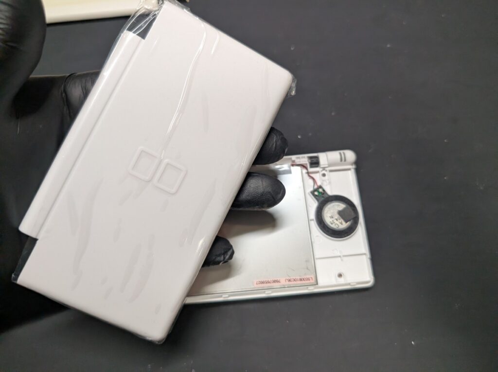 DS Liteの上側の外装交換後の下側と組み立て時の写真