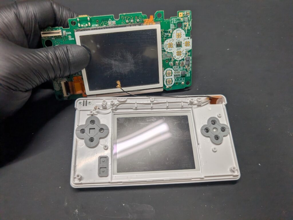 DS Liteの上側の外装交換後の下側と組み立て時の写真