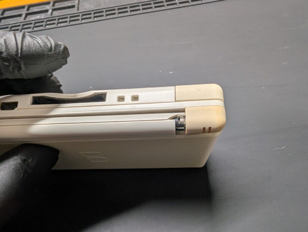 ヒンジ部分が破損したDS Liteの写真