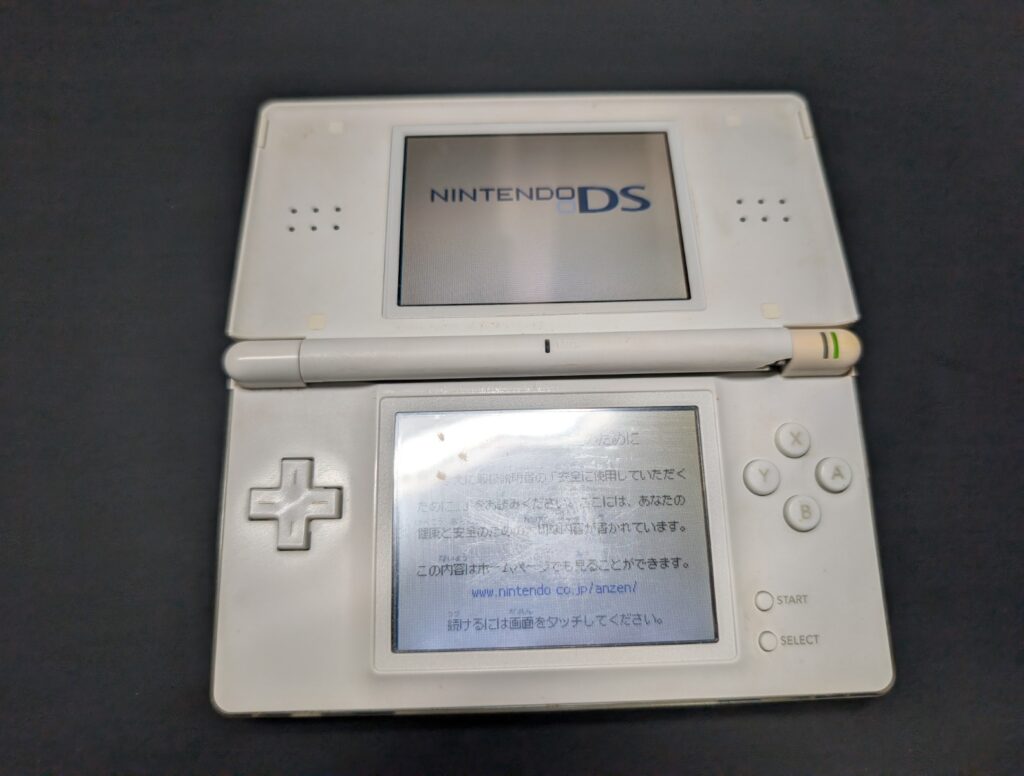 ヒンジ部分が破損したDS Liteの写真