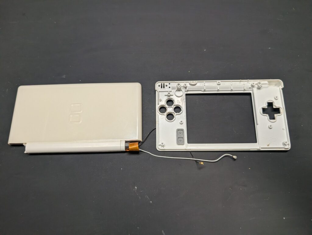 DS Liteの上下外装分離時の写真