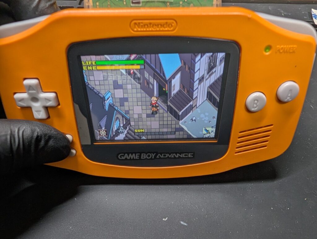 IPS液晶交換後のゲームボーイアドバンスの動作点検時の写真