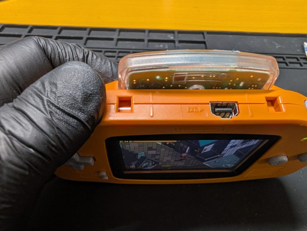 IPS液晶交換後のゲームボーイアドバンスの動作点検時の写真