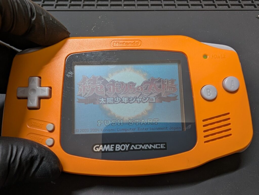 比較写真　純正のゲームボーイアドバンスの写真