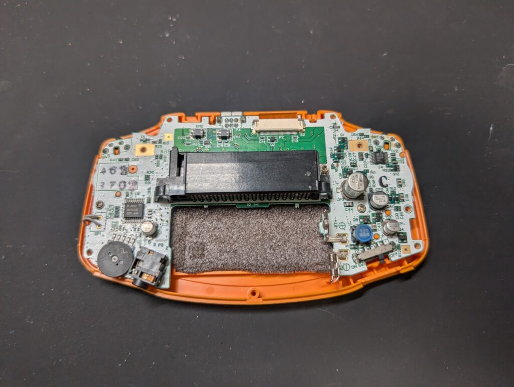 ゲームボーイアドバンスの内部の写真