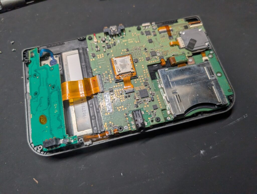 NEW3DSLLの基板修理後の動作点検時の写真