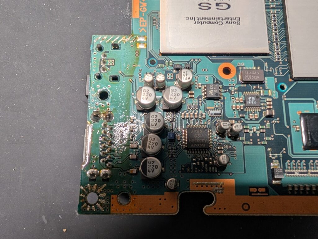 SCPH-30000のコンデンサ交換時の写真