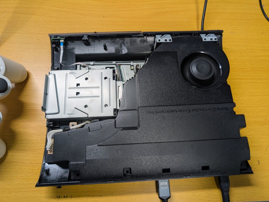 CECH-4200Bに新しいBluetoothモジュールを取り付け後の動作点検時の様子