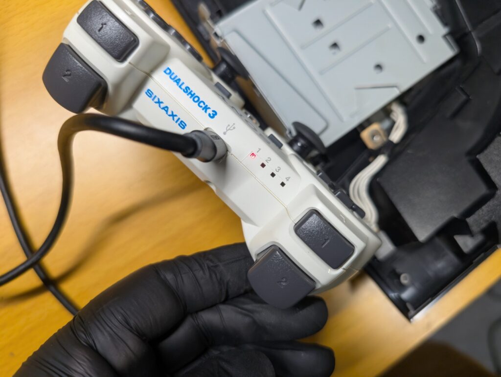 CECH-4200Bに新しいBluetoothモジュールを取り付け後の動作点検時の様子