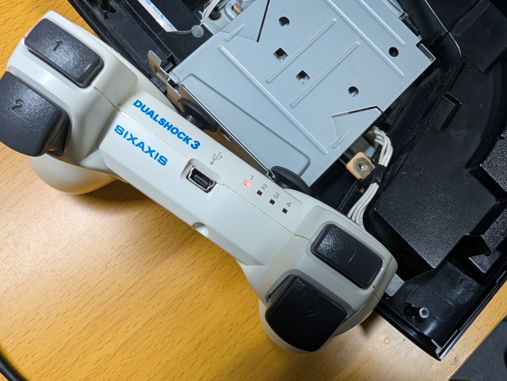 CECH-4200Bに新しいBluetoothモジュールを取り付け後の動作点検時の様子