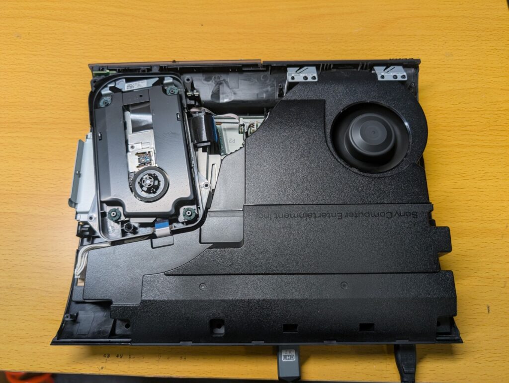 CECH-4200Bに新しいBluetoothモジュールを取り付け後の動作点検時の様子