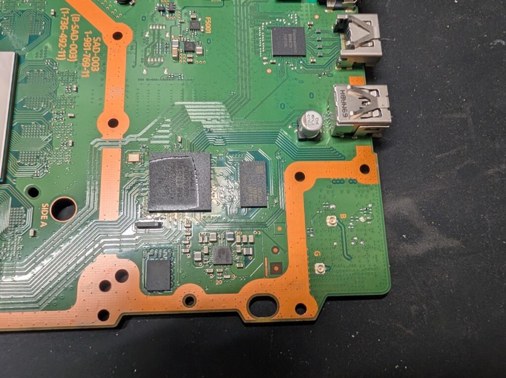 コントローラを認識しないCUH-2000のメイン基板の修理時の写真