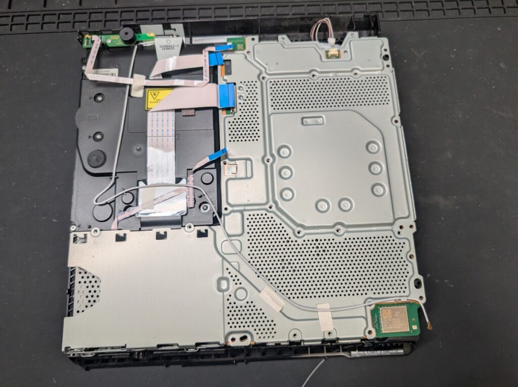 コントローラを認識しないCUH-2000のメイン基板の修理後の動作点検時の写真