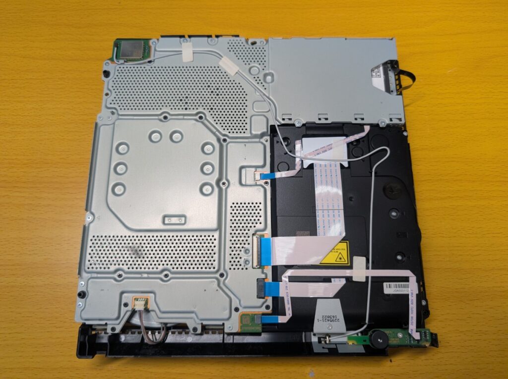 コントローラを認識しないCUH-2000の分解時の写真