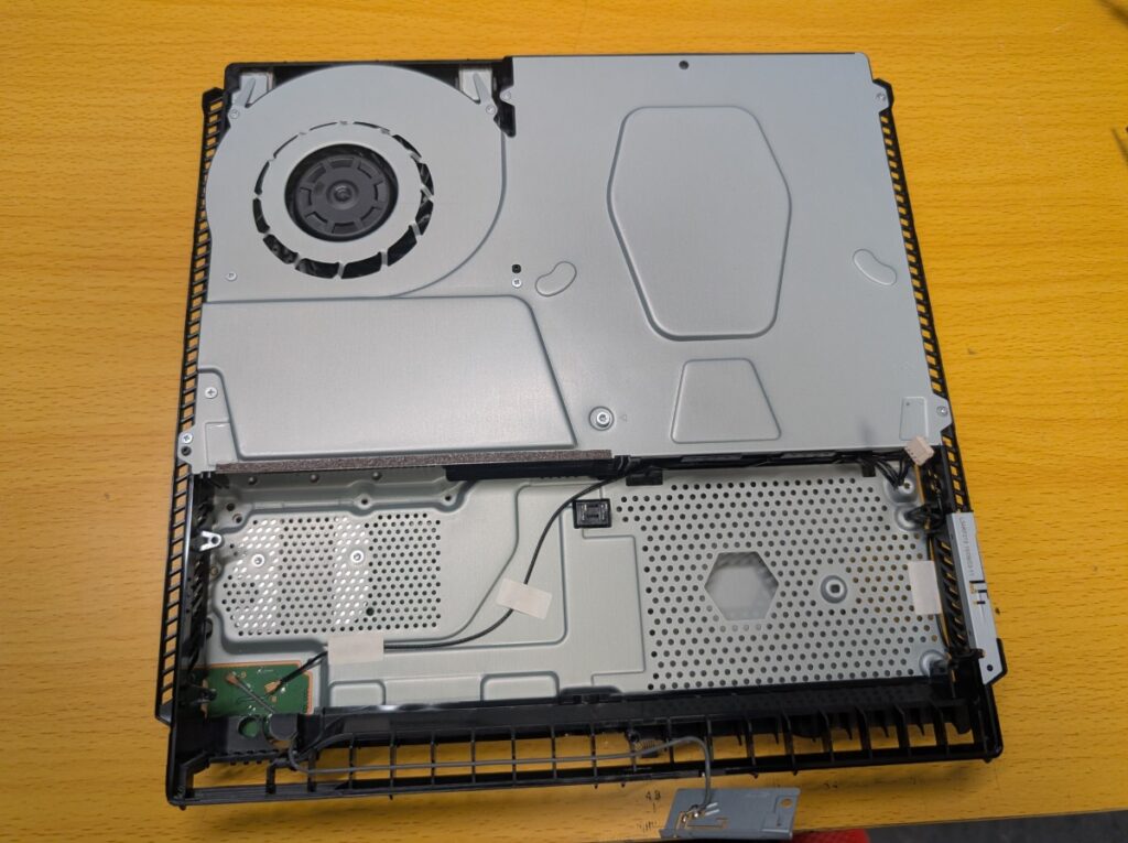 コントローラを認識しないCUH-2000の分解時の写真