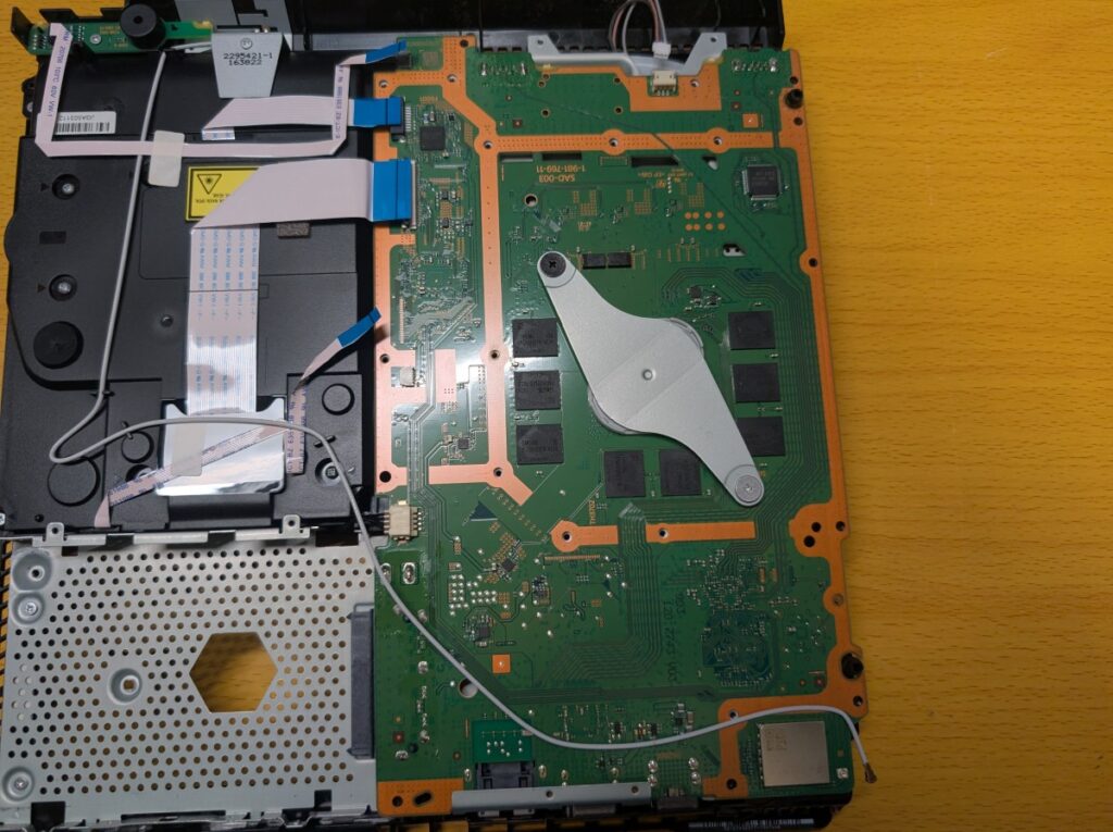 コントローラを認識しないCUH-2000の分解時の写真